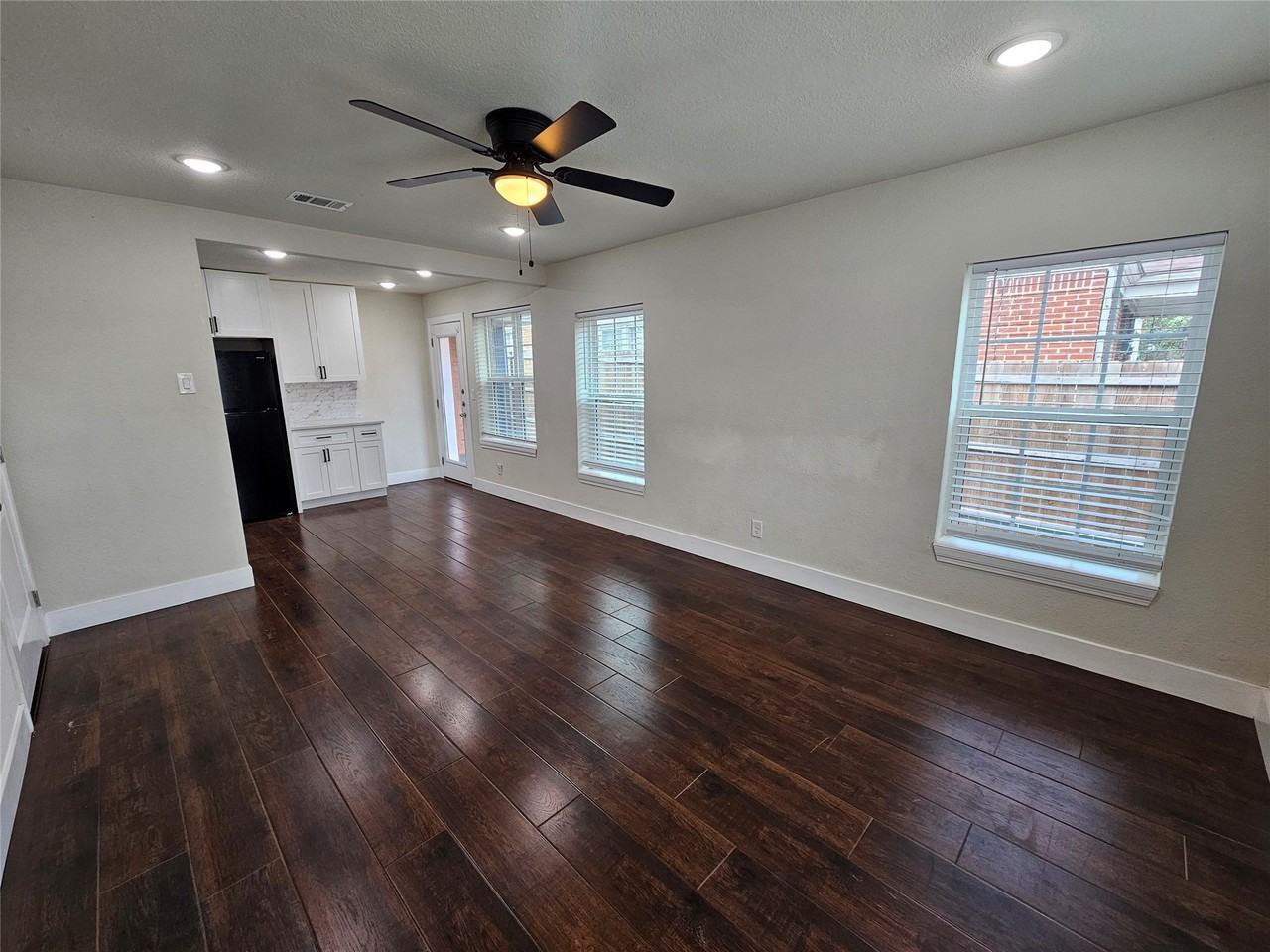 211 N Hampton Rd - Photo 3 of 22