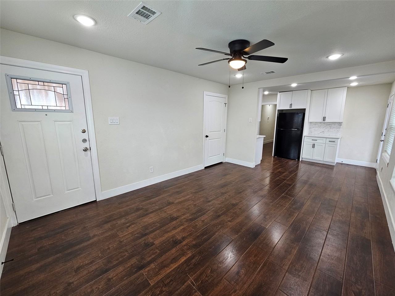 211 N Hampton Rd - Photo 4 of 22