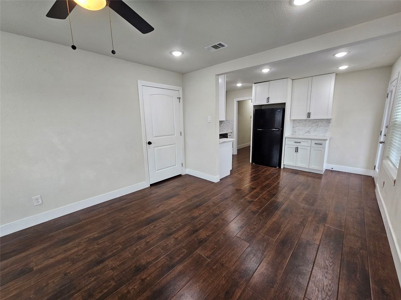 211 N Hampton Rd - Photo 5 of 22