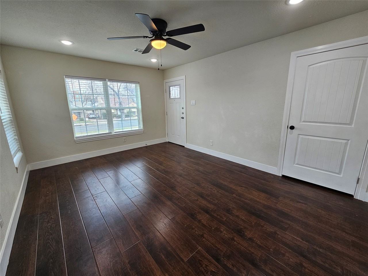 211 N Hampton Rd - Photo 6 of 22