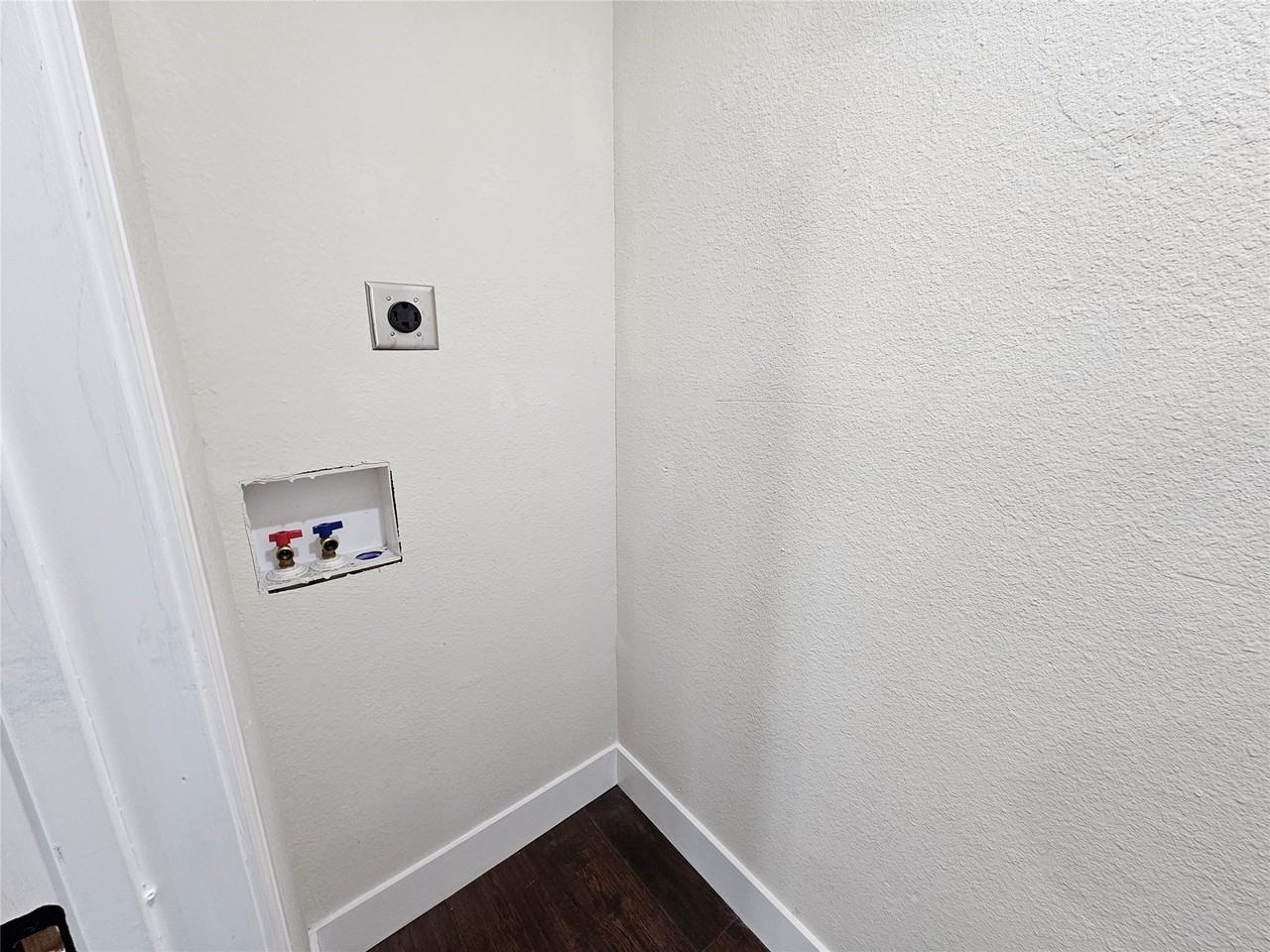 211 N Hampton Rd - Photo 7 of 22
