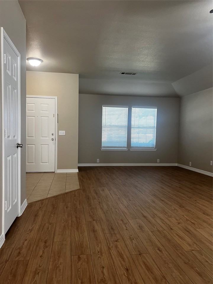 1223 Periwinkle Dr - Photo 2 of 9
