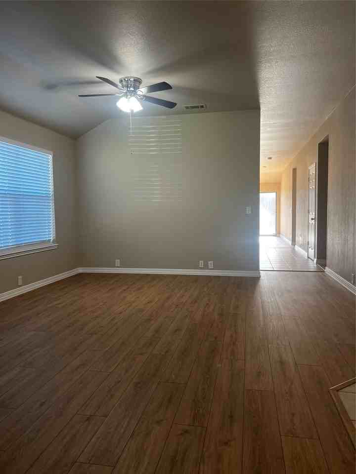 1223 Periwinkle Dr - Photo 3 of 9