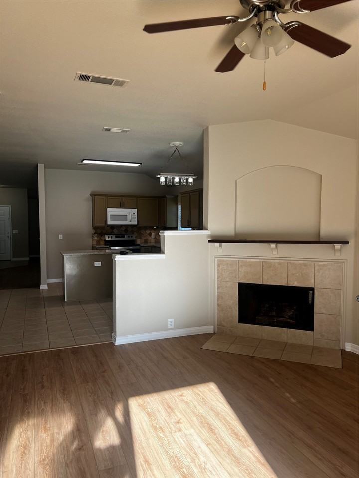 1223 Periwinkle Dr - Photo 4 of 9