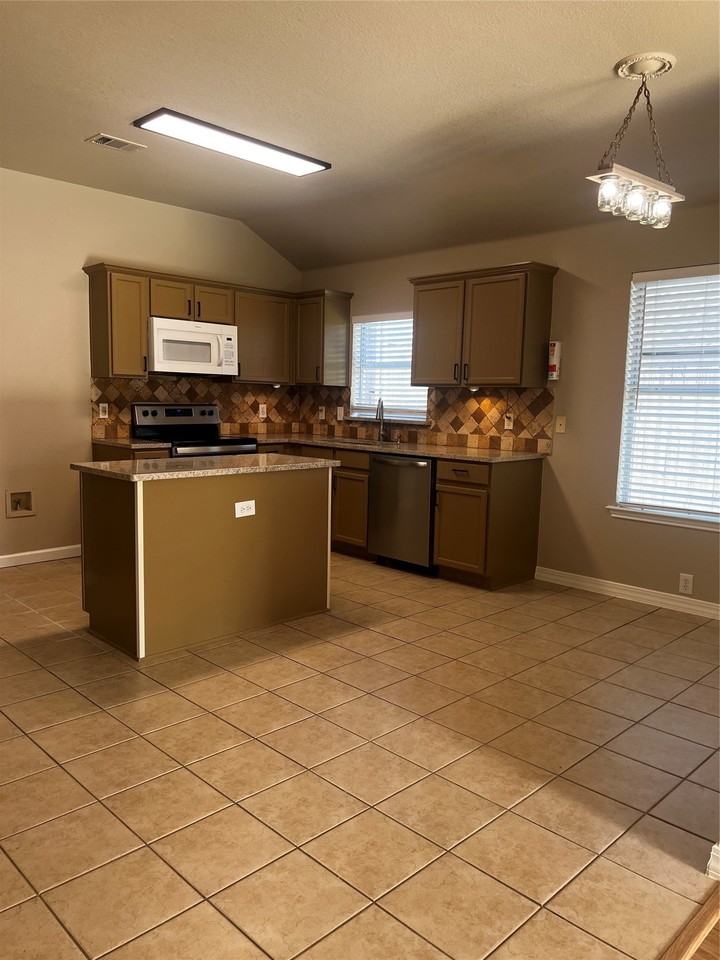 1223 Periwinkle Dr - Photo 5 of 9