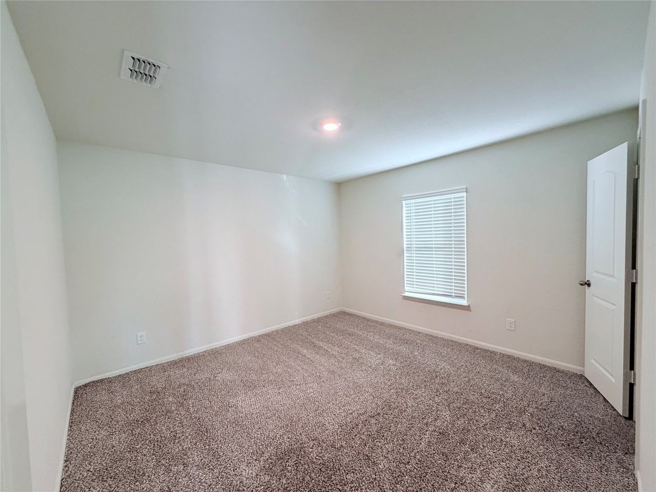 740 Saratoga Ln - Photo 5 of 19