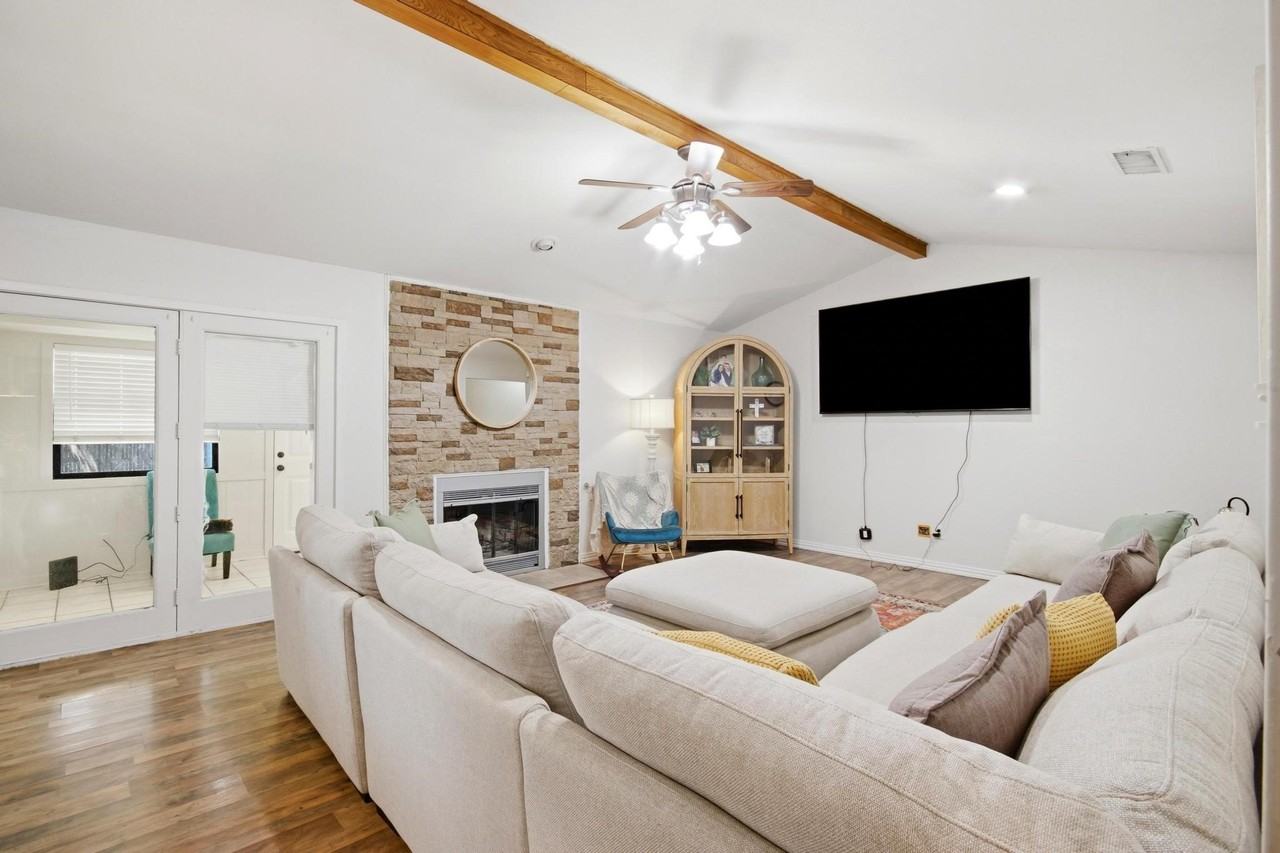 2842 Rex Allen Dr - Photo 4 of 25