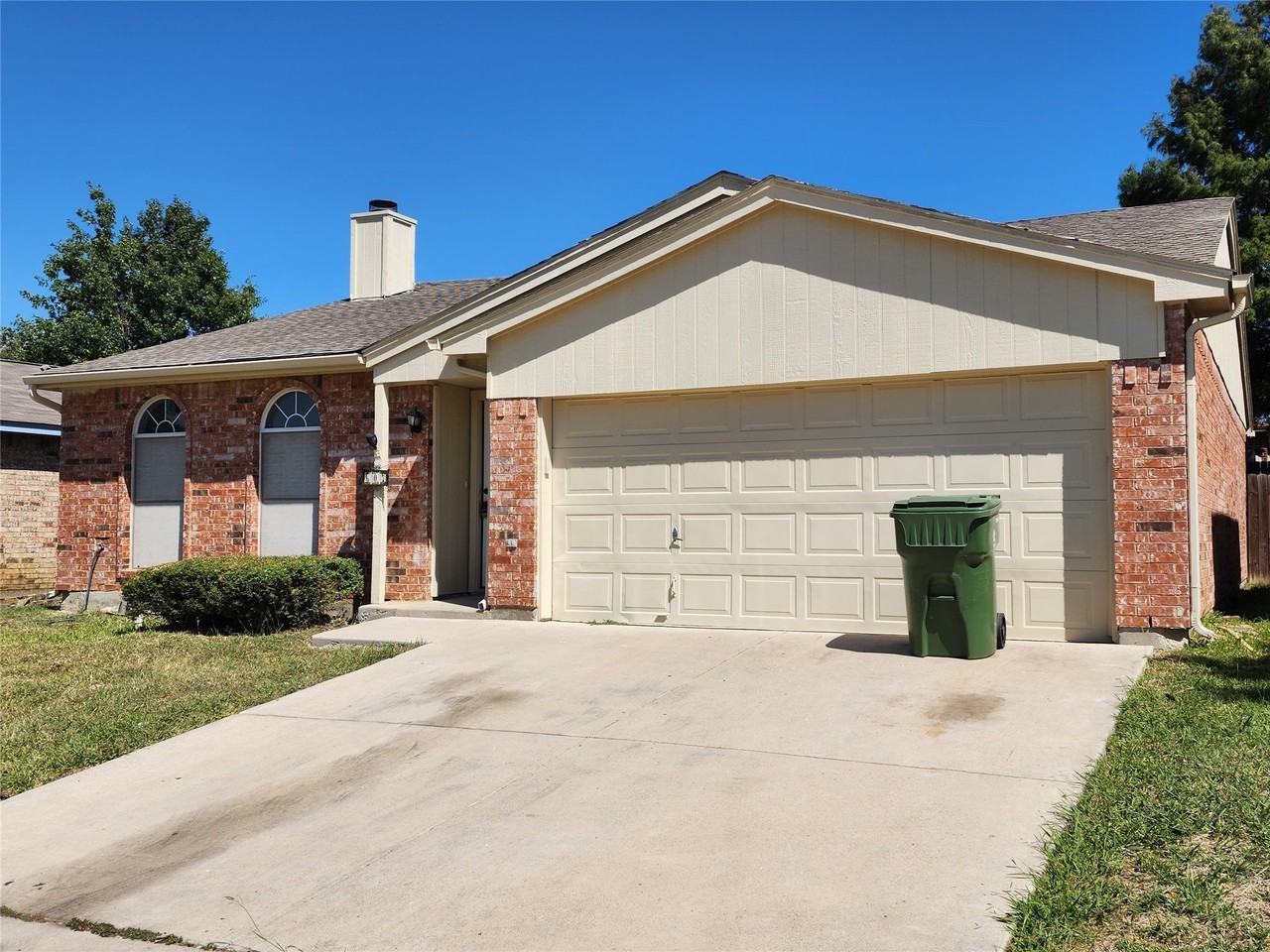 607 Hollyberry Dr - Photo 3 of 40