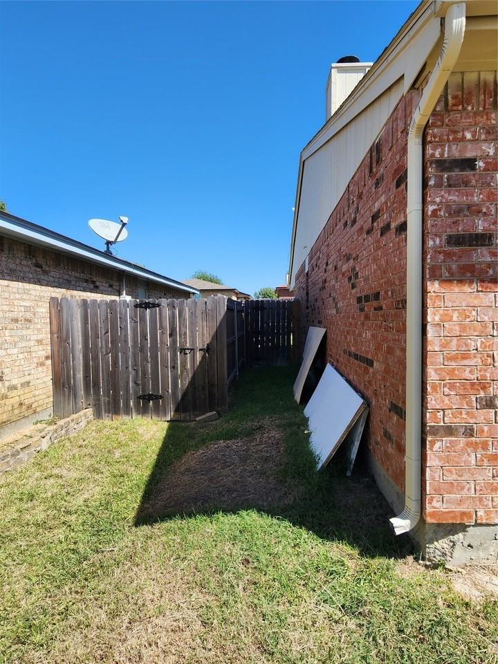 607 Hollyberry Dr - Photo 4 of 40