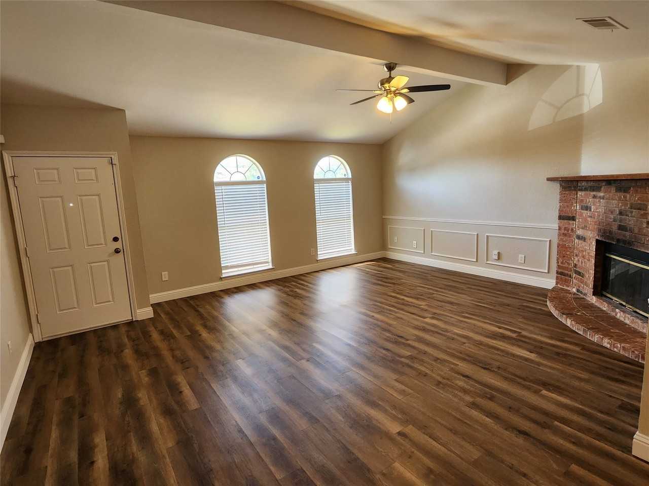 607 Hollyberry Dr - Photo 5 of 40