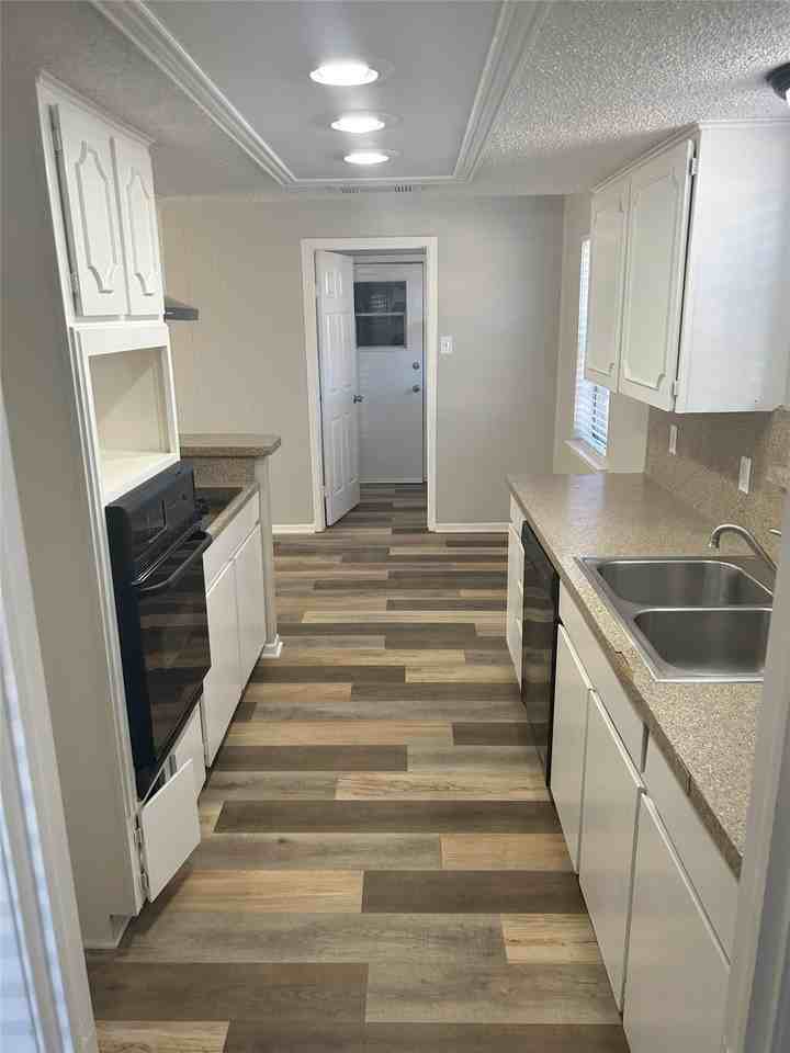 3810 Calgary Ct E - Photo 3 of 10