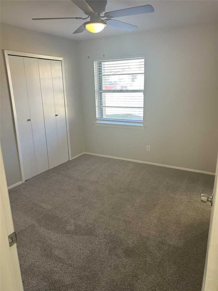 3810 Calgary Ct E - Photo 4 of 10