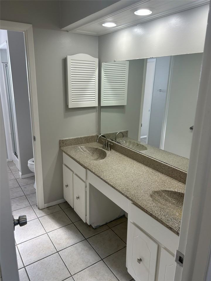 3810 Calgary Ct E - Photo 5 of 10
