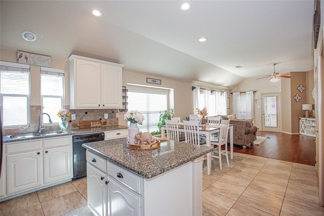 5009 Cassidy Ln - Photo 2 of 20