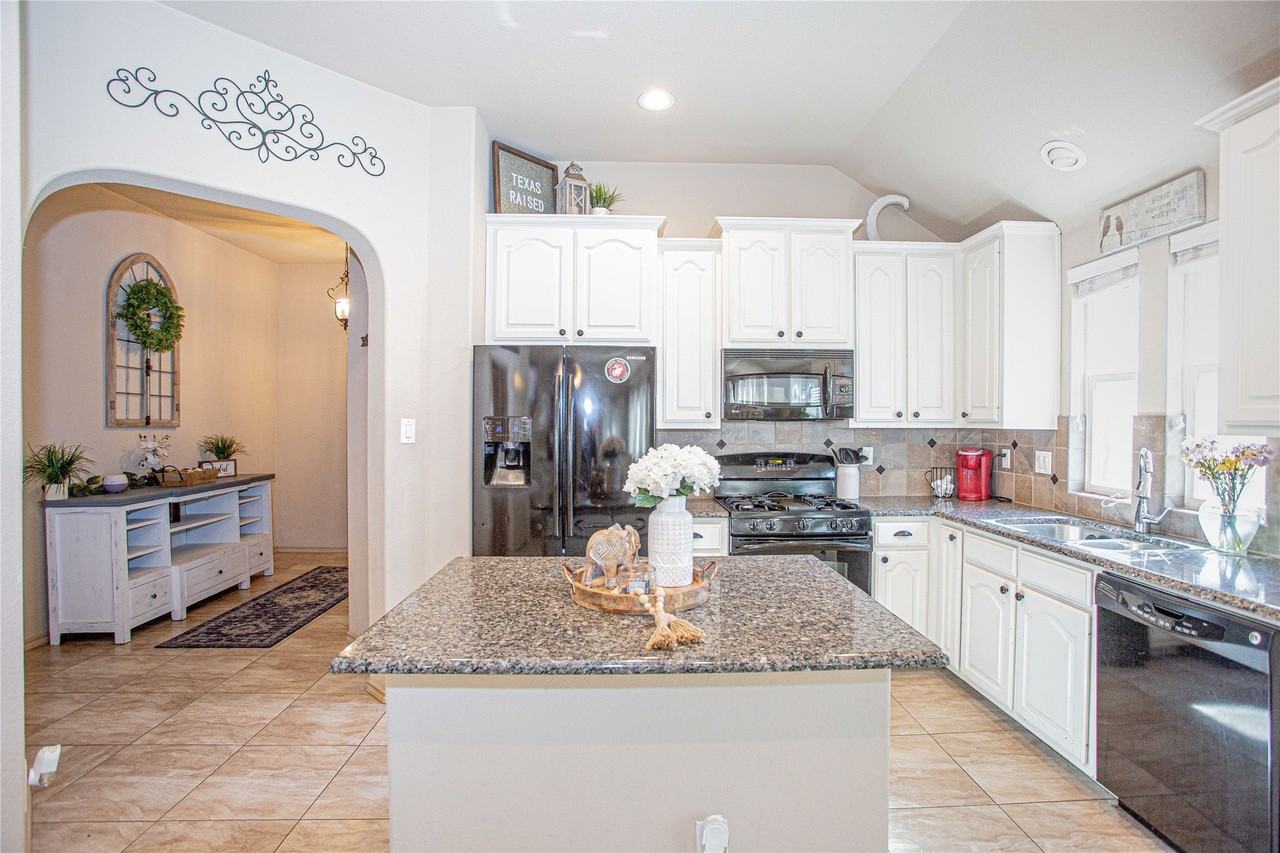 5009 Cassidy Ln - Photo 3 of 20