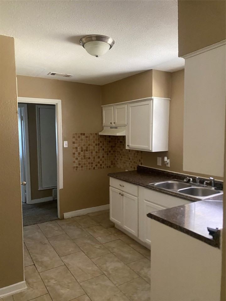 1606 Virginia St - Photo 6 of 17