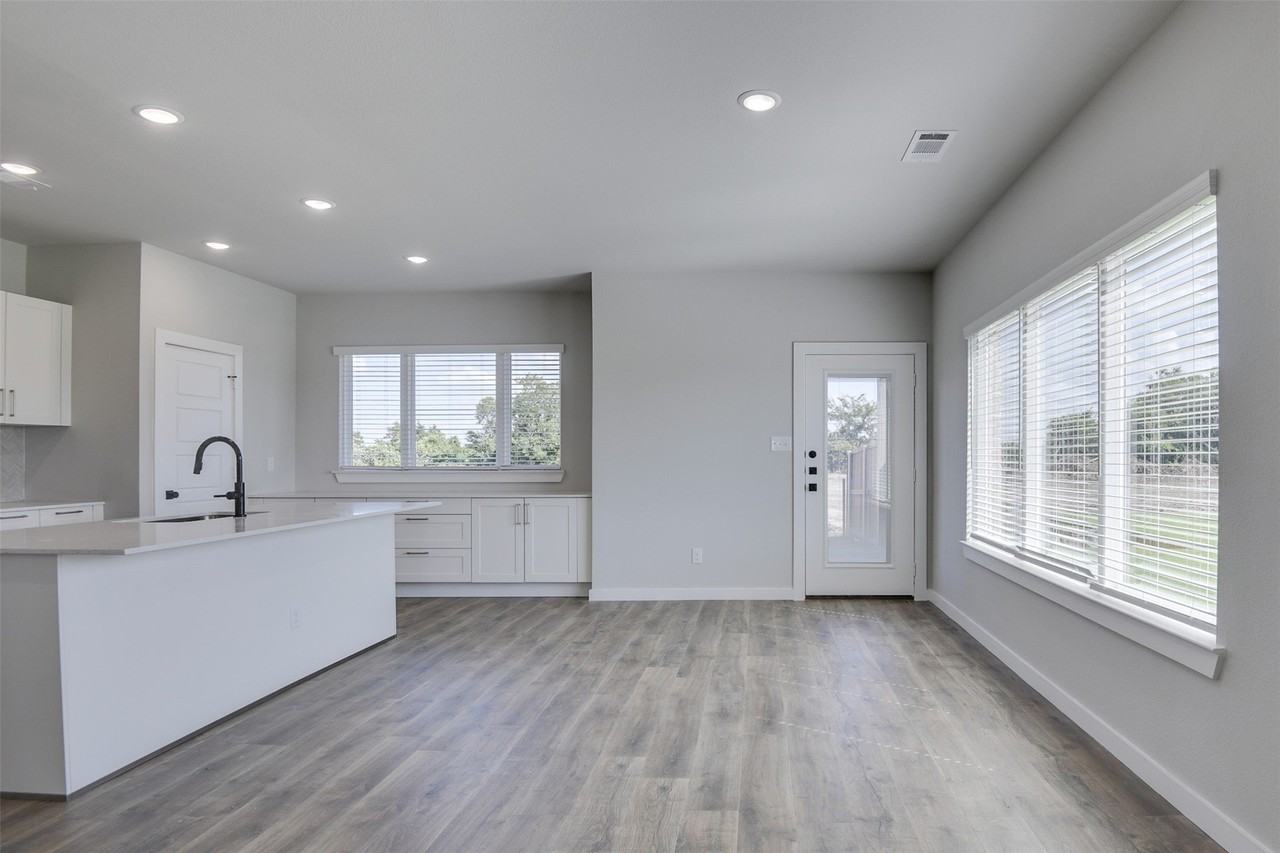 4058 Lecroy Ct - Photo 6 of 22