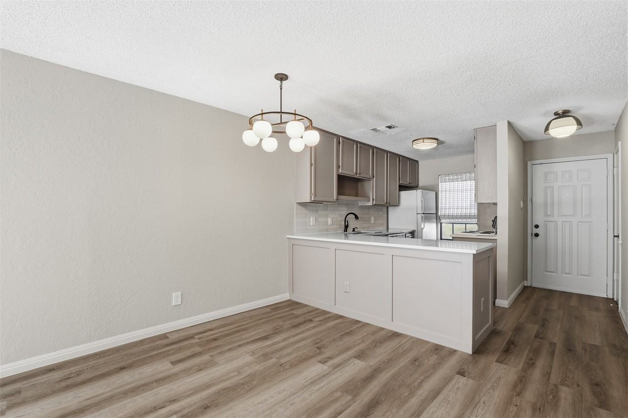 7429 Kingswood Dr - Photo 3 of 22
