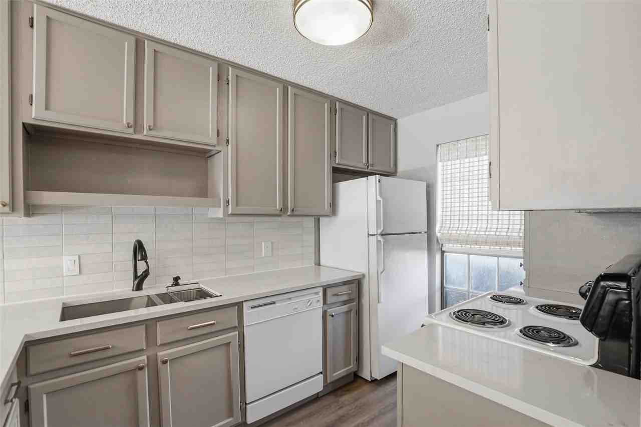 7429 Kingswood Dr - Photo 6 of 22