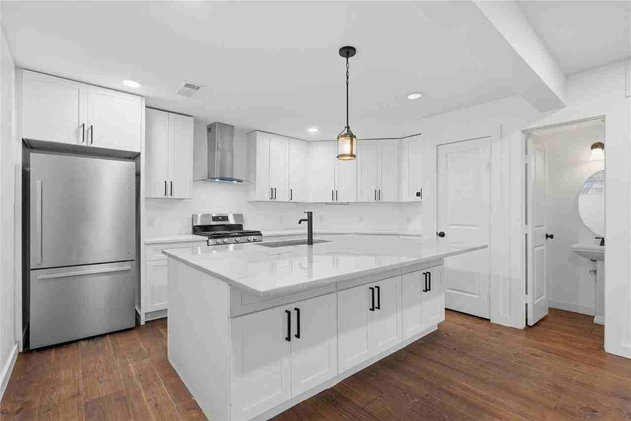 1831 Alabama Ave - Photo 5 of 16