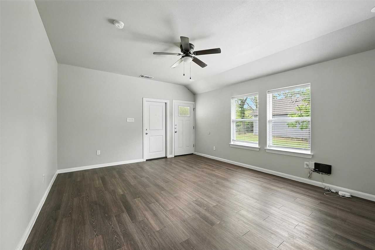 910914 N Throckmorton St #910 - Photo 2 of 18
