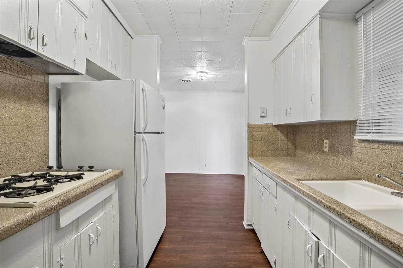 711 N Carroll Blvd - Photo 5 of 18