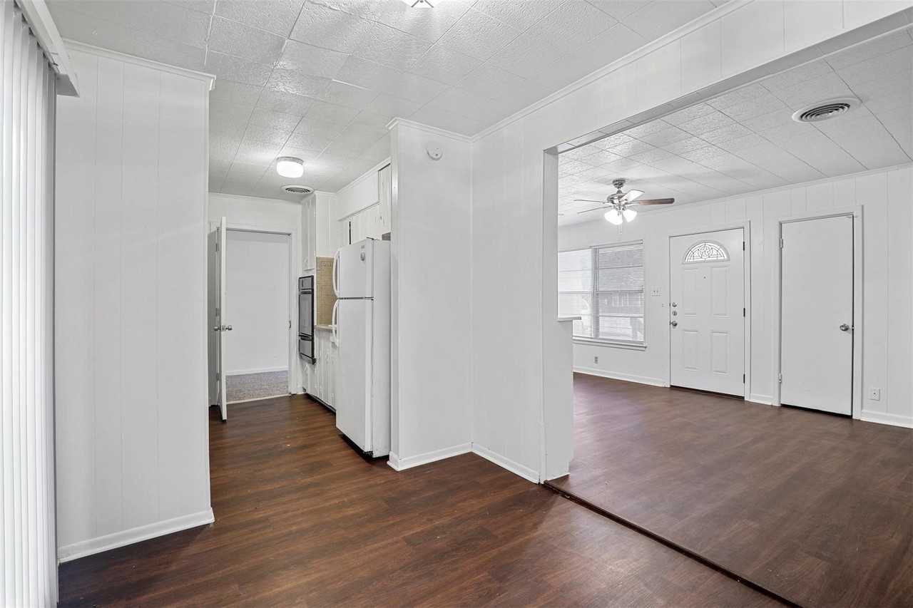 711 N Carroll Blvd - Photo 7 of 18