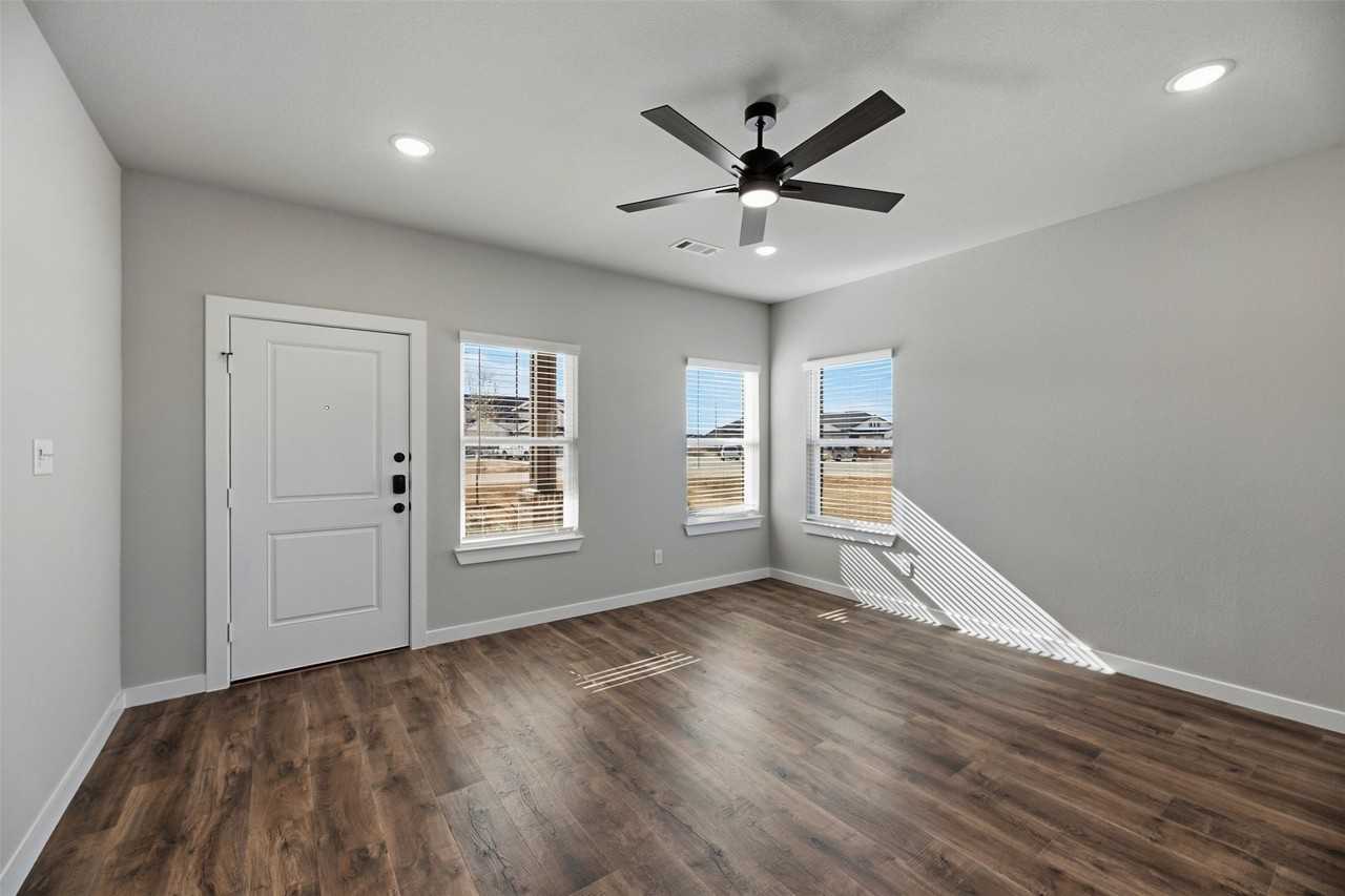 4062 Lecroy Ct - Photo 5 of 36