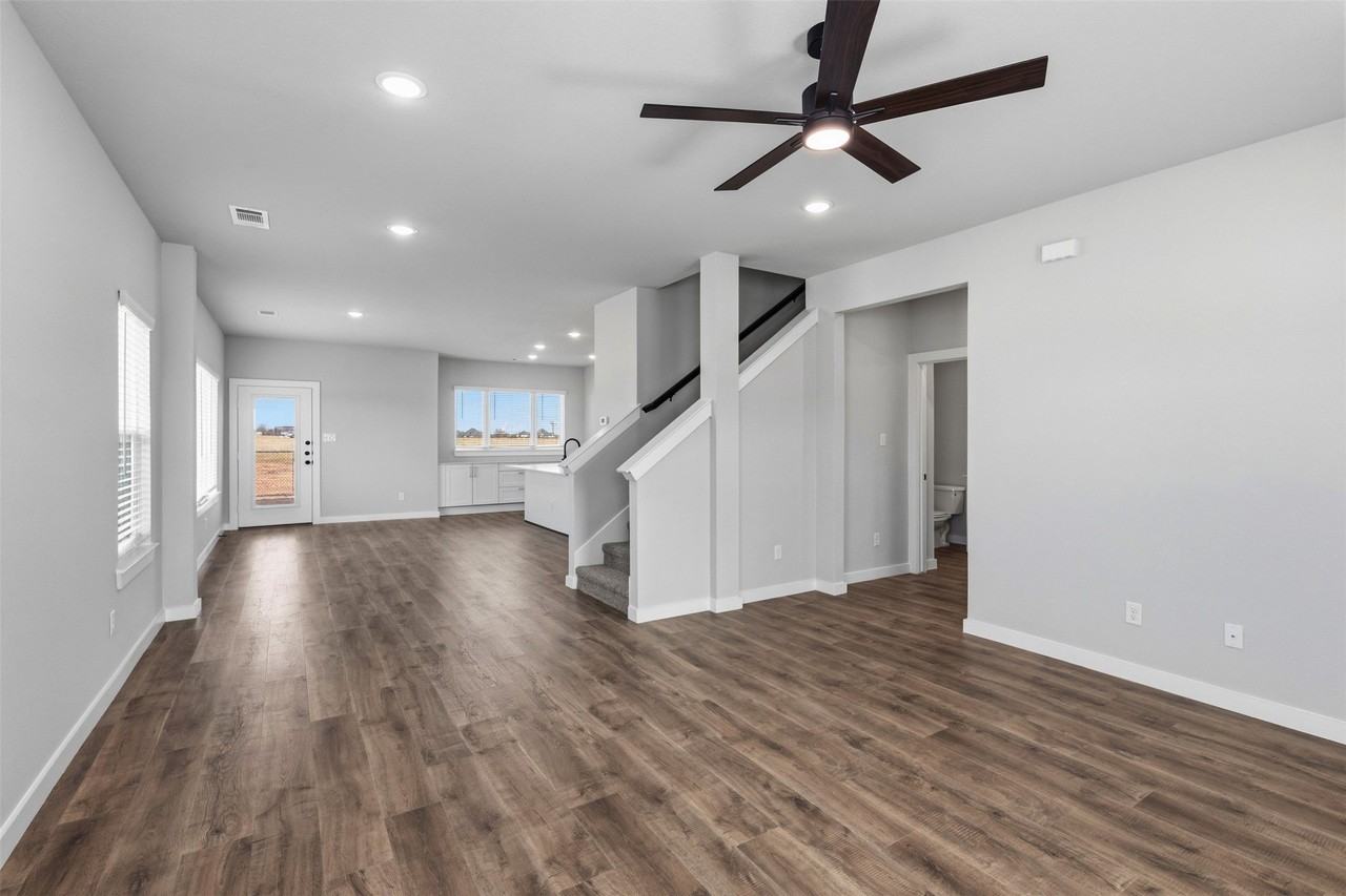 4062 Lecroy Ct - Photo 6 of 36
