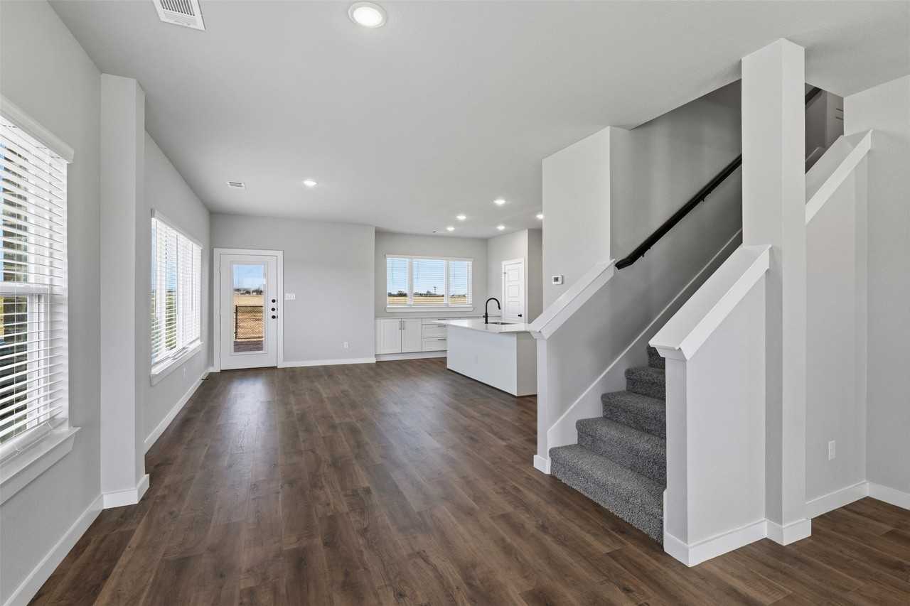4062 Lecroy Ct - Photo 7 of 36