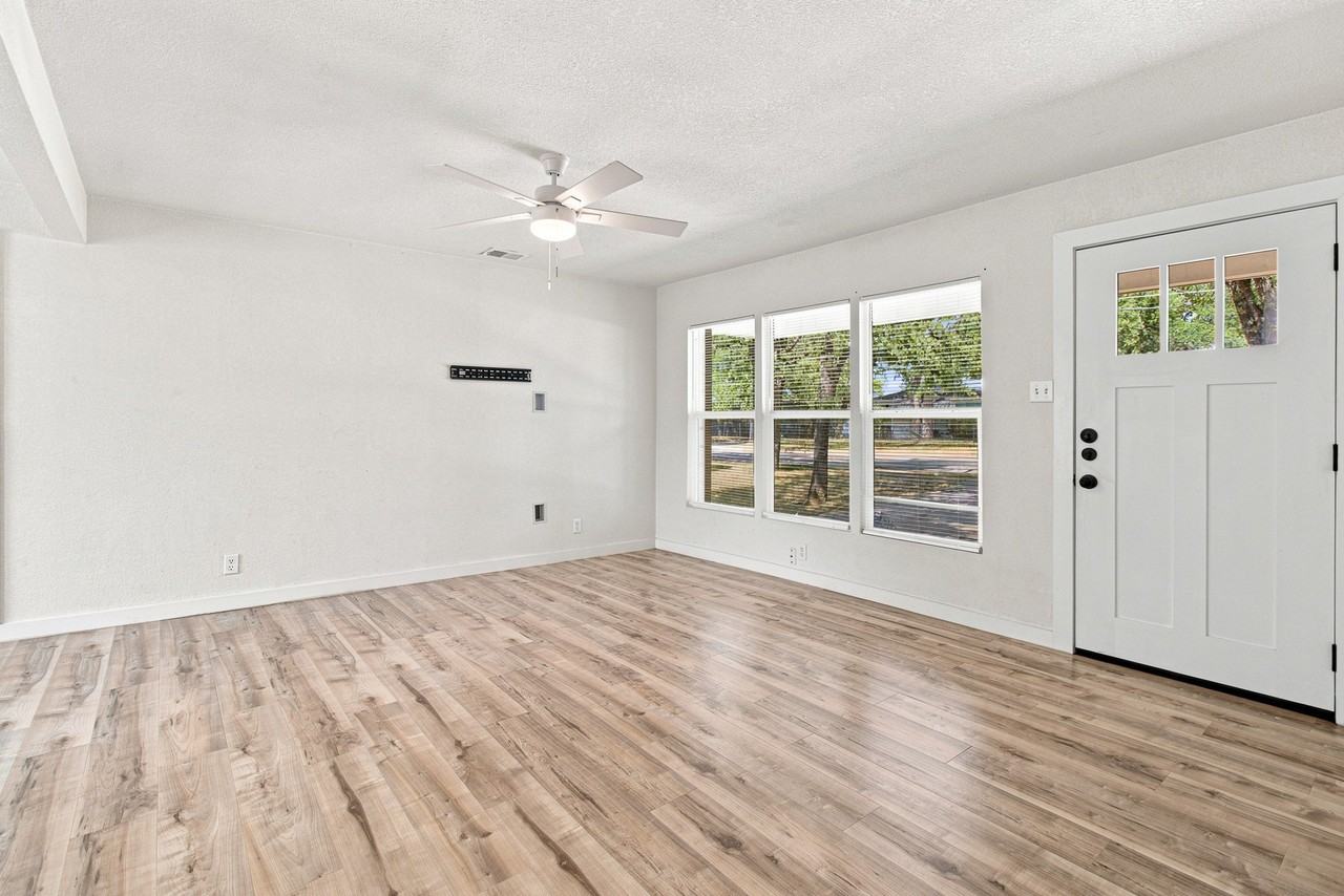 800 Winnie St - Photo 2 of 34
