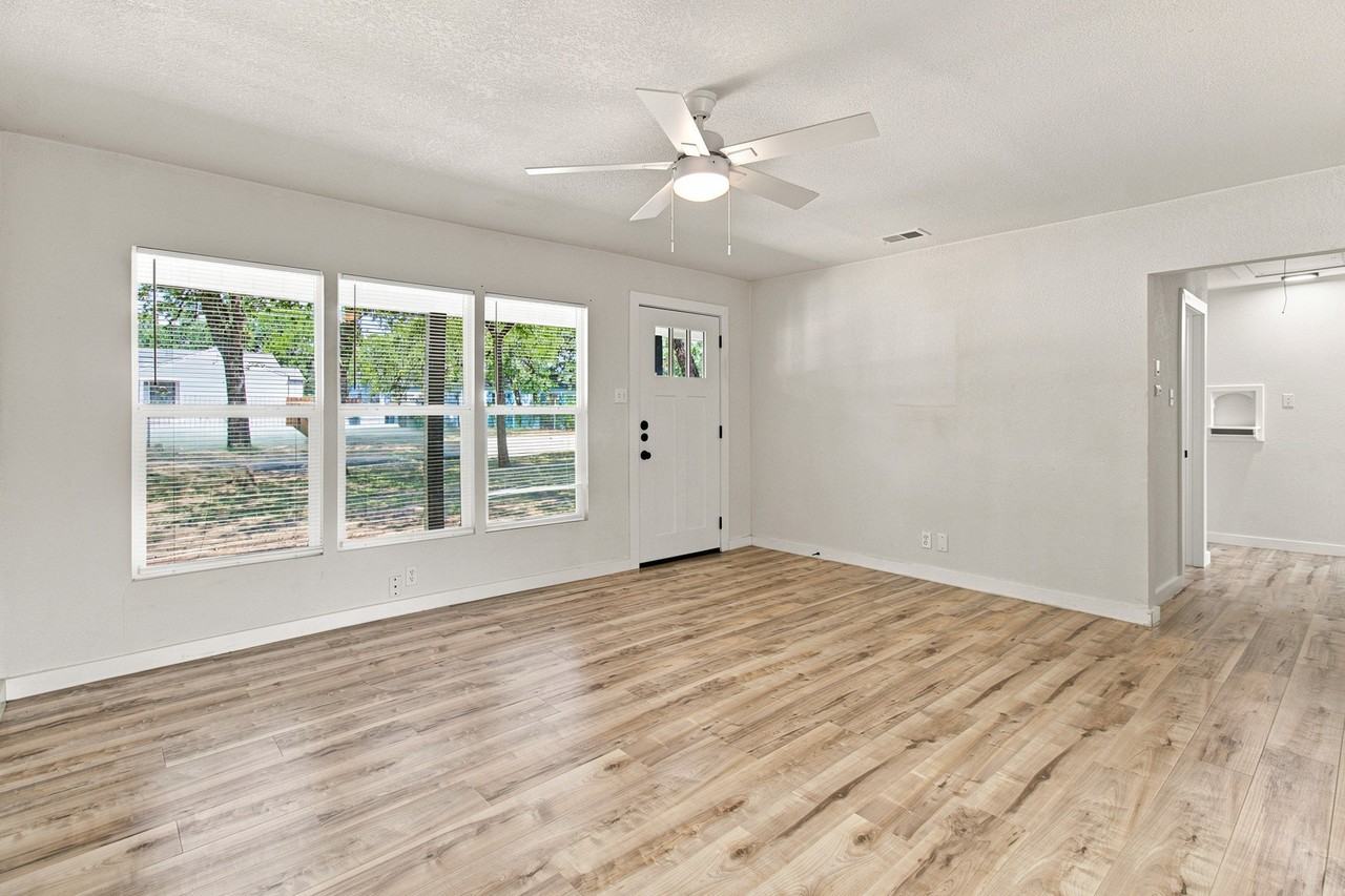 800 Winnie St - Photo 3 of 34