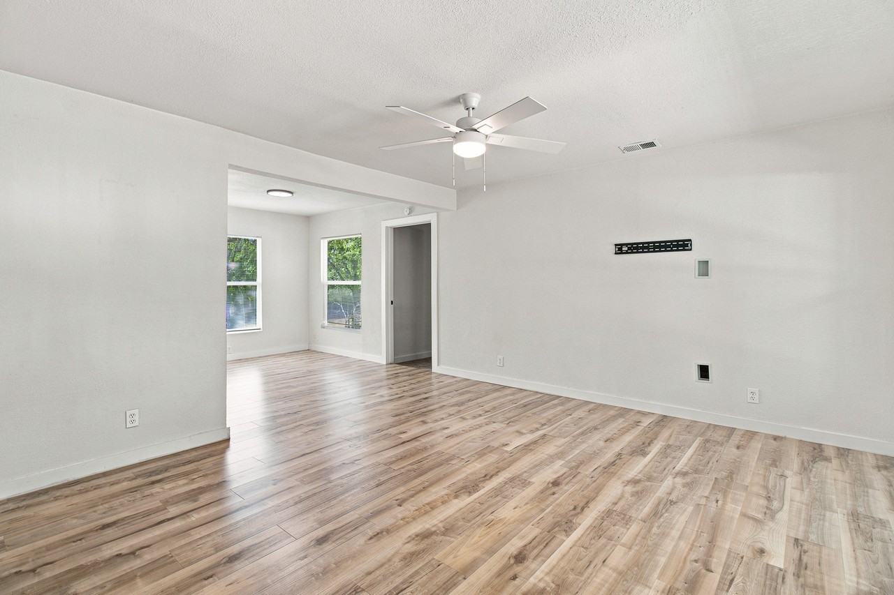 800 Winnie St - Photo 4 of 34