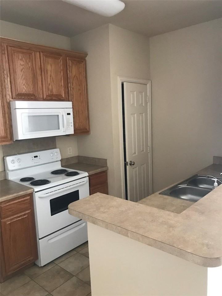 213 S Magnolia St #201 - Photo 2 of 4