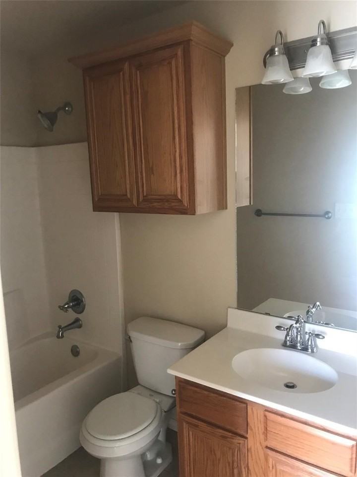 213 S Magnolia St #201 - Photo 3 of 4