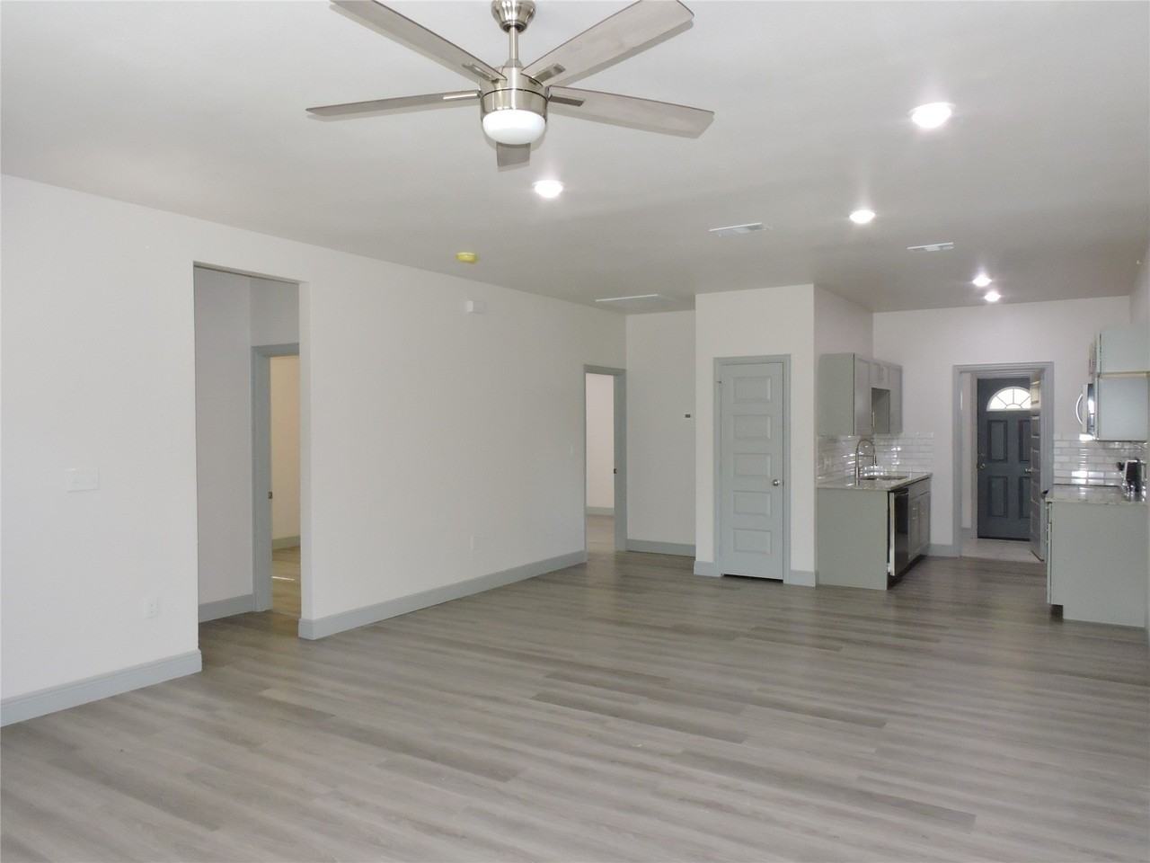 6110 Tejas Dr - Photo 4 of 19