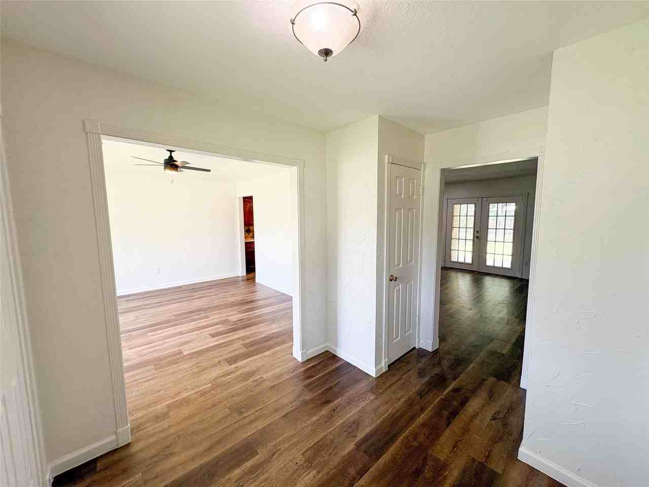 511 W Walnut St - Photo 3 of 26