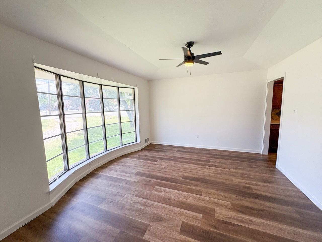 511 W Walnut St - Photo 4 of 26