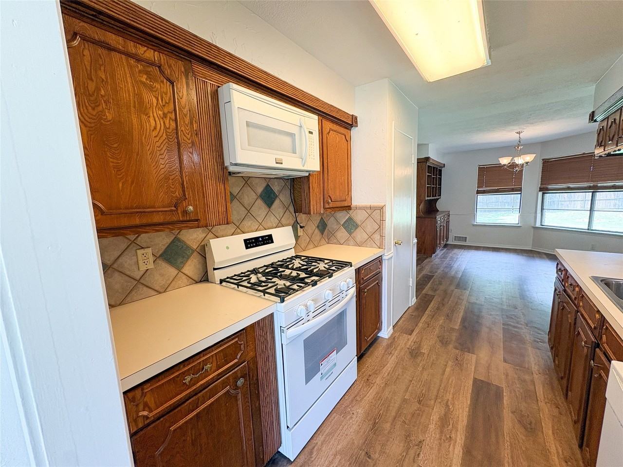 511 W Walnut St - Photo 5 of 26