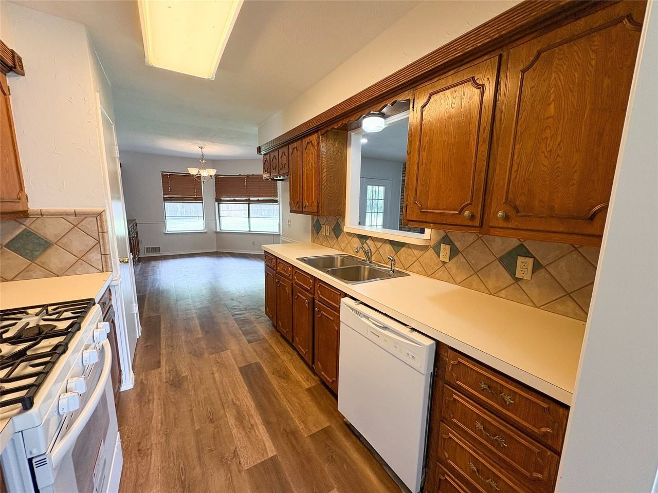 511 W Walnut St - Photo 6 of 26