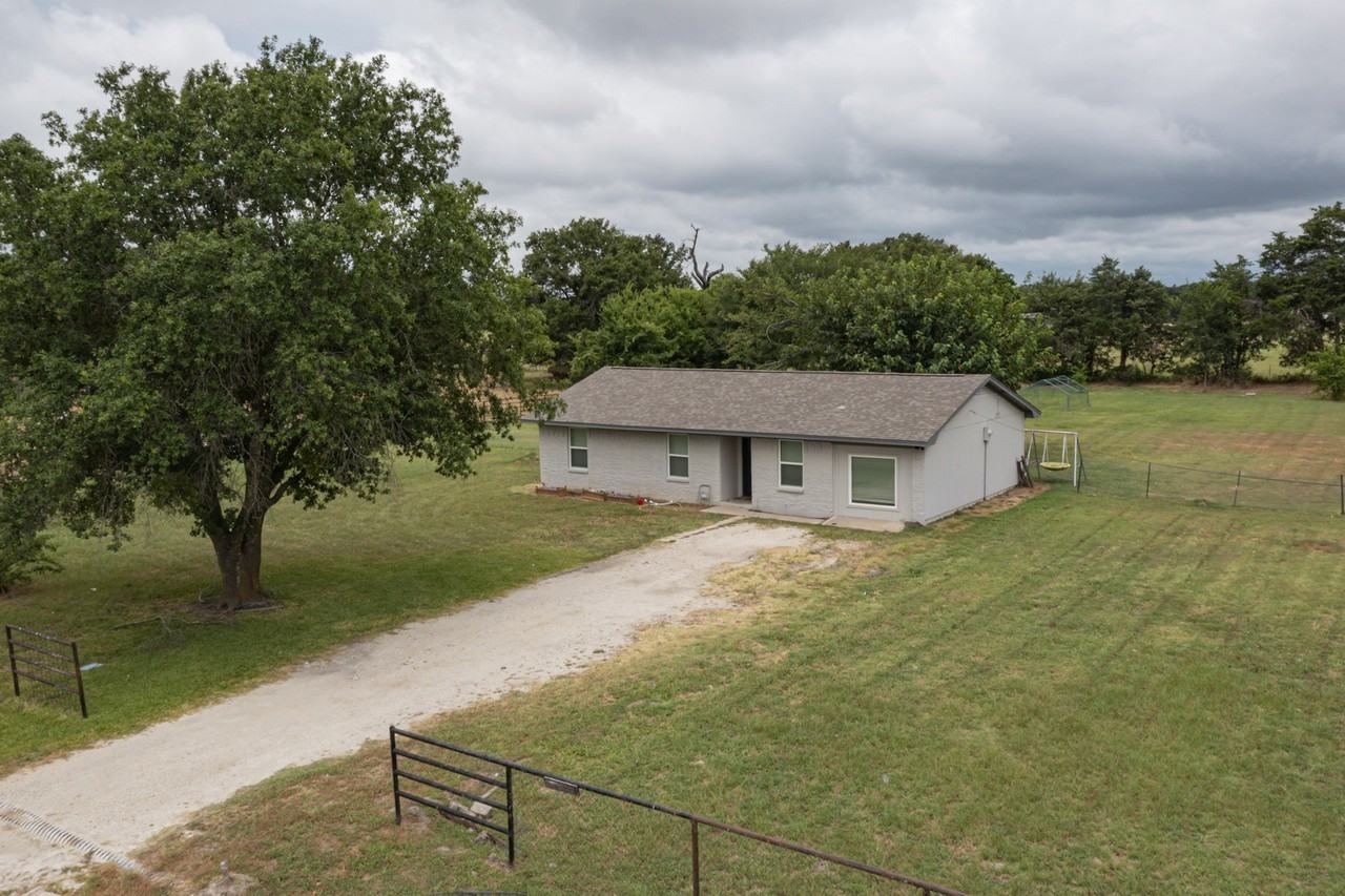 10332 Grabbs Ln - Photo 2 of 34