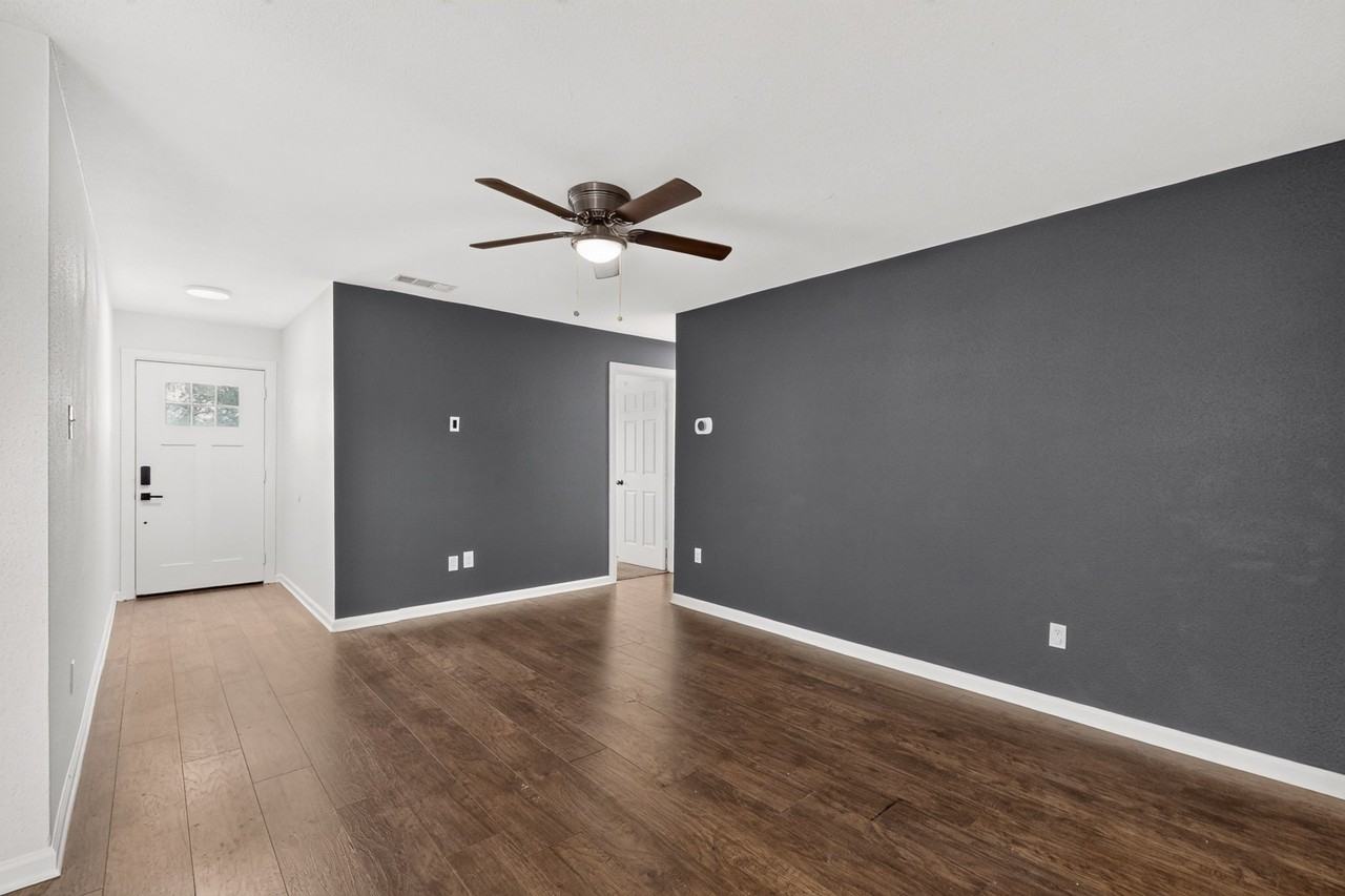 10332 Grabbs Ln - Photo 3 of 34