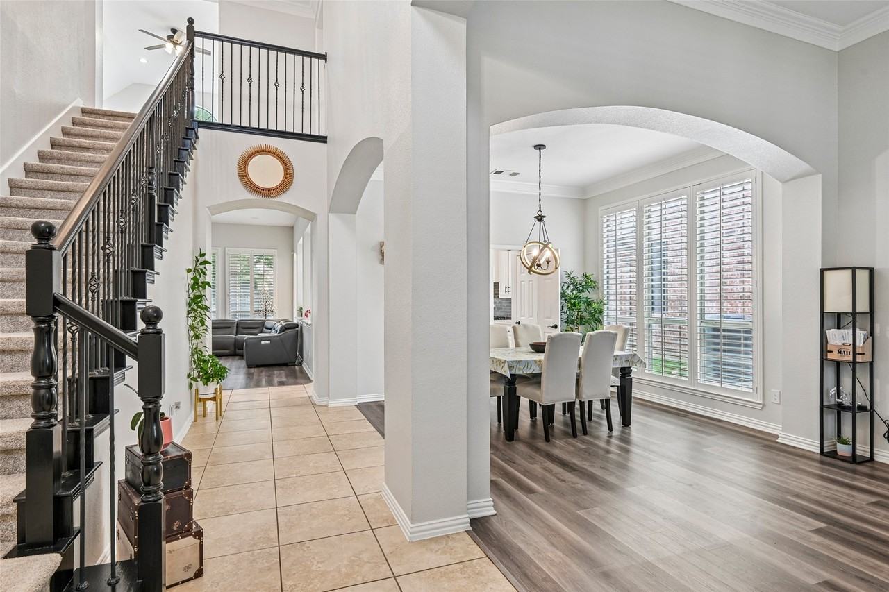837 Moss Cliff Cir - Photo 2 of 36