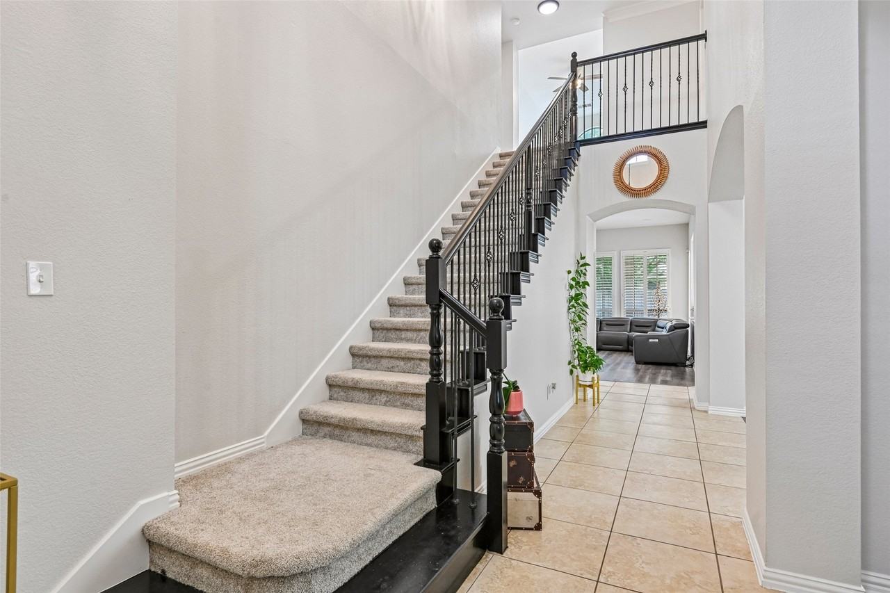 837 Moss Cliff Cir - Photo 3 of 36