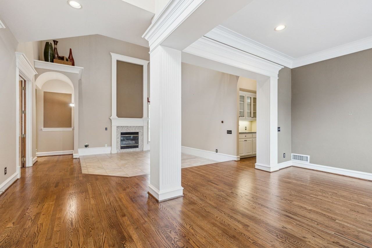 5004 Seville Ln - Photo 5 of 38