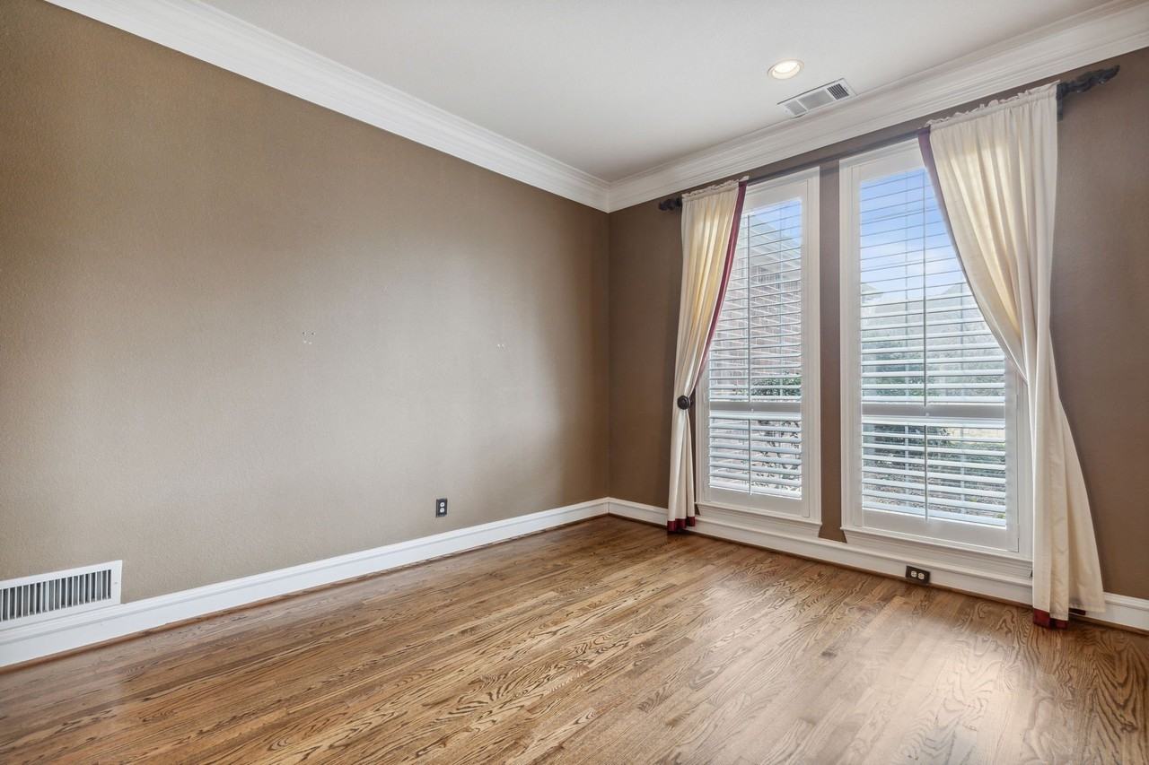 5004 Seville Ln - Photo 6 of 38
