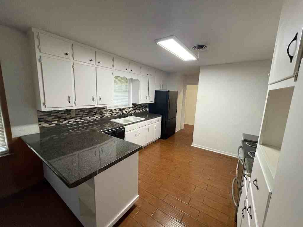 1227 Park Center St - Photo 4 of 13