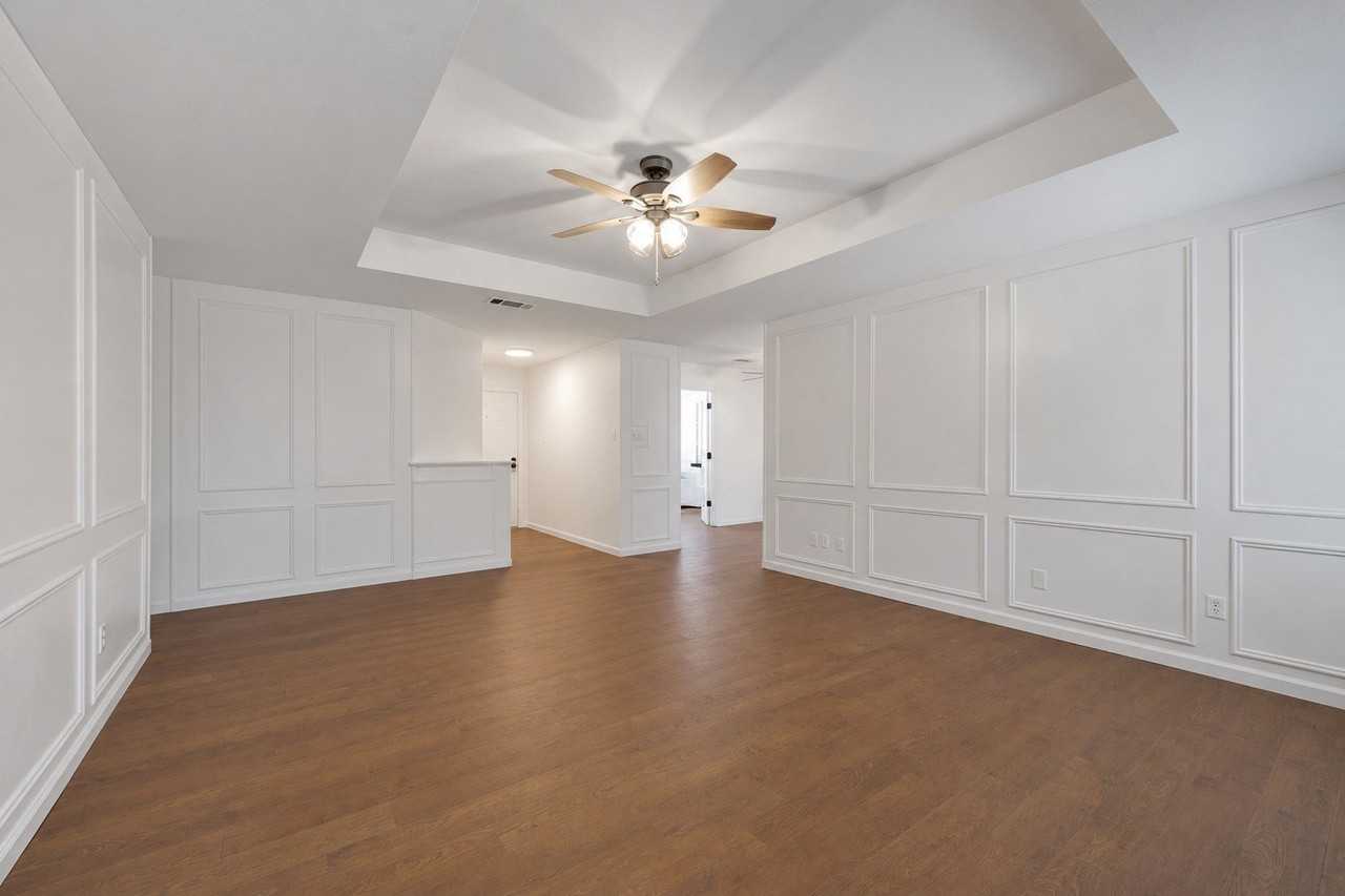 2127 Tanglewood Dr - Photo 3 of 15