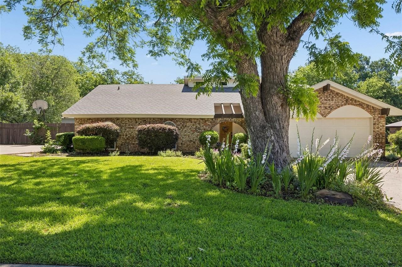 1203 Oakwood Trl - Photo 2 of 19