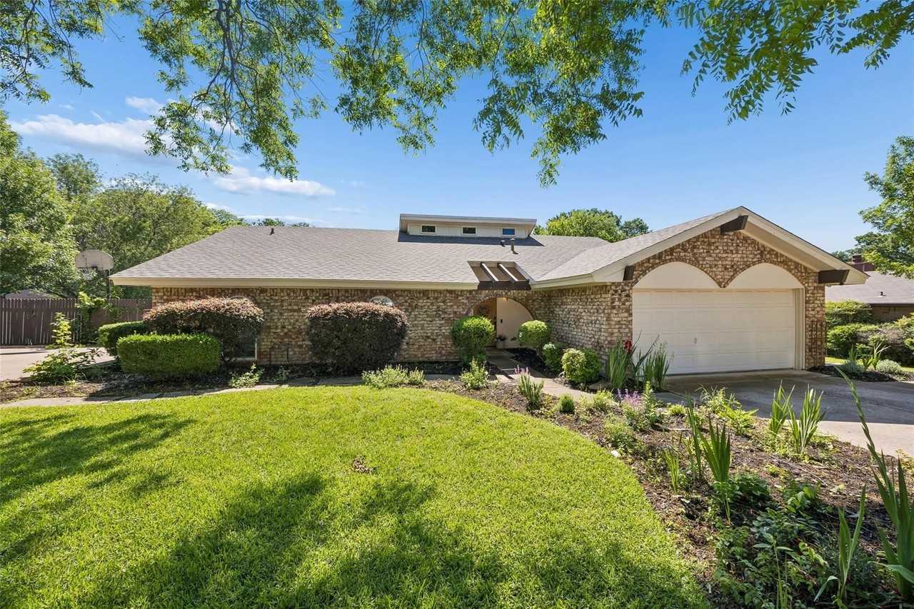 1203 Oakwood Trl - Photo 3 of 19